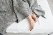 كشف القدمين أثناء النوم يساعد على النوم العميق