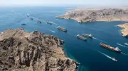 إيران تنشئ آلية جديدة لإدارة مرور السفن في مضيق هرمز وتحذر البحرية الأمريكية
