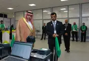 سفير السعودية يتفقد صالة مبادرة طريق مكة في مطار أبيدجان