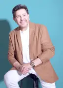 أسرار إنسانية ومشاريع فنية لم تكتمل يكشفها النجوم عن هاني شاكر