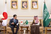 ولي العهد يتلقى رسالة من رئيس وزراء اليابان