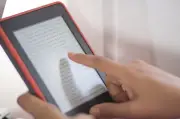 عودة السويد للكتب الورقية تثير الجدل حول تأثير الشاشات على التعلم