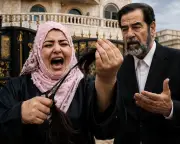 عراقية تزعم أنها ابنة صدام حسين تستنجد بقبيلة يمنية وتقص ضفائرها