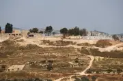 مستوطنون إسرائيليون يجبرون عائلة فلسطينية على نبش قبر والدهم في الضفة