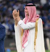 من الاستثمار إلى الانتماء.. حكاية الأمريكي بن هاربوغ والبشت السعودي في ليلة التتويج