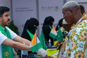 كوادر سعودية تدير عمليات حجاج كوت ديفوار في مطار أبيدجان ضمن مبادرة طريق مكة