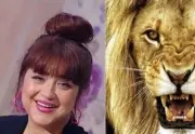 أسد يهاجم إعلامية مصرية أثناء التصوير وينقلها للمستشفى