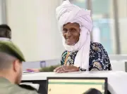 جوازات مطار الأمير محمد بن عبدالعزيز تستقبل أولى رحلات حجاج بنين