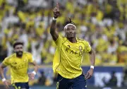 سيماكان يقود النصر للتقدم على الهلال في ديربي الرياض