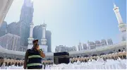 منع رفع الأعلام السياسية والمذهبية في مكة والمدينة خلال الحج