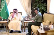 نائب أمير عسير يطّلع على خدمات جوازات المنطقة ويشيد بالجهود