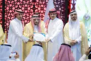 أمير القصيم يسلم شهادة البكالوريوس لأسرة الطالب ريان النجيبان بعد وفاته