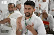 ابتسامات الحجاج في المسجد الحرام تجسّد السكينة والإنسانية