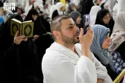 رسائل صوتية من المسجد الحرام تجمع الحجاج بعائلاتهم في مشاهد إنسانية