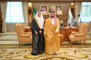 أمير جازان يكرم طالباً تبرع بجزء من كبده لوالده