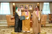 أمير جازان يكرّم الطالب إياد عماري لتبرعه لوالده بجزء من الكبد