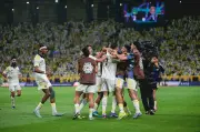 النصر يتوج بلقب دوري روشن بعد فوز كبير على ضمك بأربعة أهداف