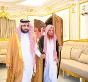 أمير جازان يزور الشيخ مطاعن آل شيبة في منزله ببيش