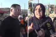 فيديو مشادة بين طبيبة تقود طائرتها وشاب اعترض على وجودها