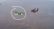 أول تجربة من نوعها عالمياً بالفيديو: مغامر أمريكي يقفز من طائرة دون مظلة ويسقط داخل شبكة