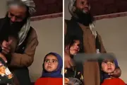 أب أفغاني يفكر في بيع ابنتيه التوأم بسبب الفقر والجوع