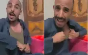 شاب يمني يمزق ثيابه بعد سجن الحوثي لميراث ابنته بسبب القبيلة