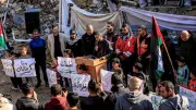 نازحون فلسطينيون يتظاهرون ضد الحصار الإسرائيلي على غزة