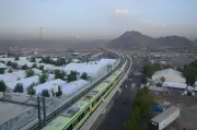 وصول أولى طلائع الحجاج إلى عرفات بيسر عبر قطار المشاعر