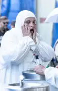 مشاهد إنسانية لخدمة الحجاج في مشعر منى تعكس روح التعاون والتكافل