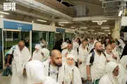 توافد حجاج بيت الله الحرام إلى عرفات لأداء ركن الحج الأعظم