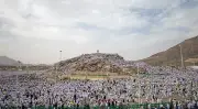 وزارة الحج تدعو ضيوف الرحمن للبقاء بمخيمات عرفة حتى الرابعة عصراً