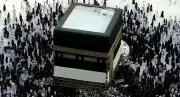 فرصة نادرة للنساء في المسجد الحرام يوم الخليف لتقبيل الحجر الأسود