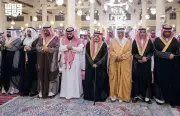 أمير الرياض يؤدي صلاة الميت على الأمير نواف بن نايف