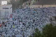 بعد الوقوف بعرفة.. الحجاج يتوجهون إلى مزدلفة في أجواء روحانية