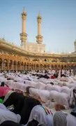 المصلون يؤدون صلاة عيد الأضحى في المسجد الحرام في أجواء إيمانية