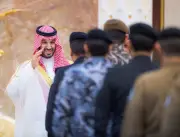 ولي العهد السعودي يستقبل المهنئين بعيد الأضحى في منى ويشيد بقوات الأمن