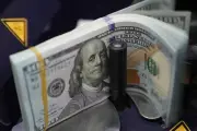 استقرار الدولار قرب أعلى مستوياته في أسبوع مع تراجع اليورو والجنيه