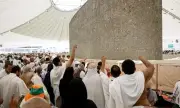 حجاج بيت الله يبدؤون رمي الجمرات في أول أيام التشريق بمشعر منى