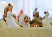 حجاج بيت الله الحرام يرمون الجمرات في أول أيام التشريق
