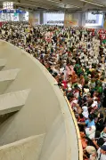حجاج بيت الله يواصلون رمي الجمرات في أول أيام التشريق