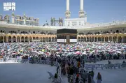 حجاج متعجلون يؤدون طواف الوداع في المسجد الحرام