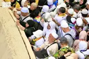 الحجاج يغادرون منى بعد رمي الجمرات الرابع ويؤدون طواف الوداع