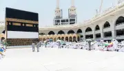 سر الرخام البارد في الحرم المكي رغم حرارة الصيف الحارقة