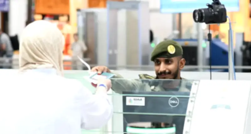 جوازات مطار المدينة تنهي إجراءات مغادرة أولى رحلات الحجاج لعام 1447هـ