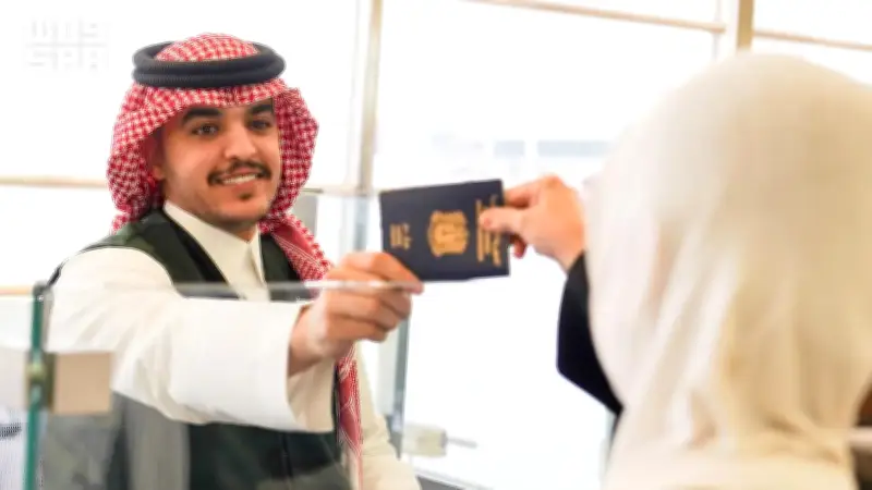 جوازات مطار الملك خالد تُنهي مغادرة حجاج 1447هـ وتؤكد جاهزية المنافذ