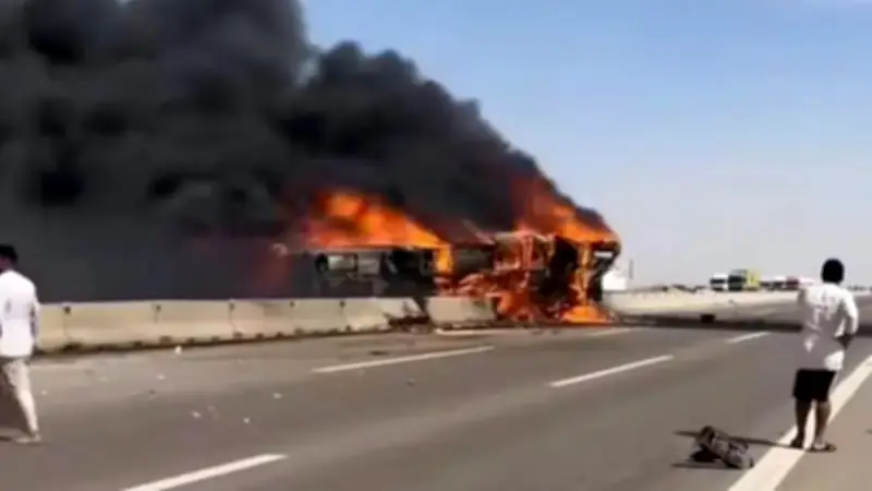 مصرع 21 شخصاً بحادث انقلاب حافلة زائرين واحتراقها في ذي قار