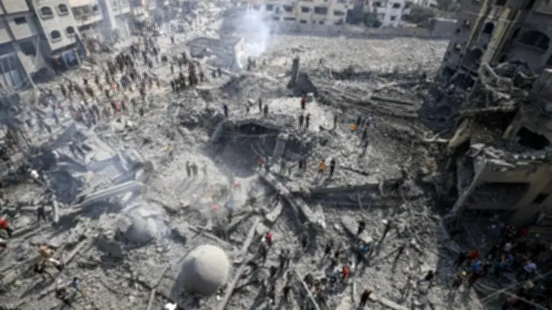 6 شهداء و15 مصاباً في قصف إسرائيلي على مركز إيواء للنازحين بغزة