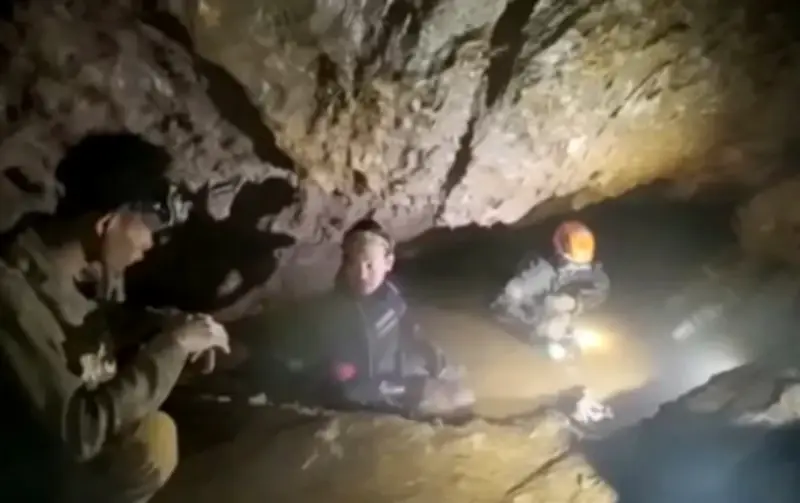 نجاح عملية إنقاذ 7 محتجزين داخل كهف في لاوس بعد حصار دام 10 أيام