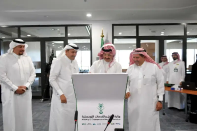 أمير عسير يطلق 9 مشاريع طرق بـ473 مليون ريال ويعقد اجتماعات مع وزير النقل