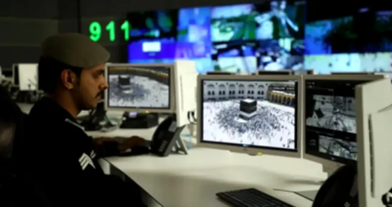 مركز العمليات الأمنية الموحدة 911 عون وسند لضيوف الرحمن في حج 1447هـ
